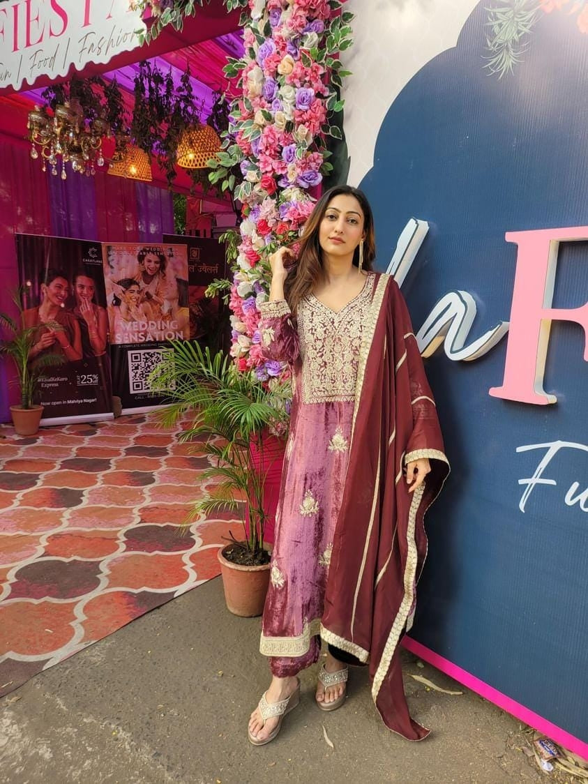 Kurta with gold Aari work along with straight pants and organza silk dupattah