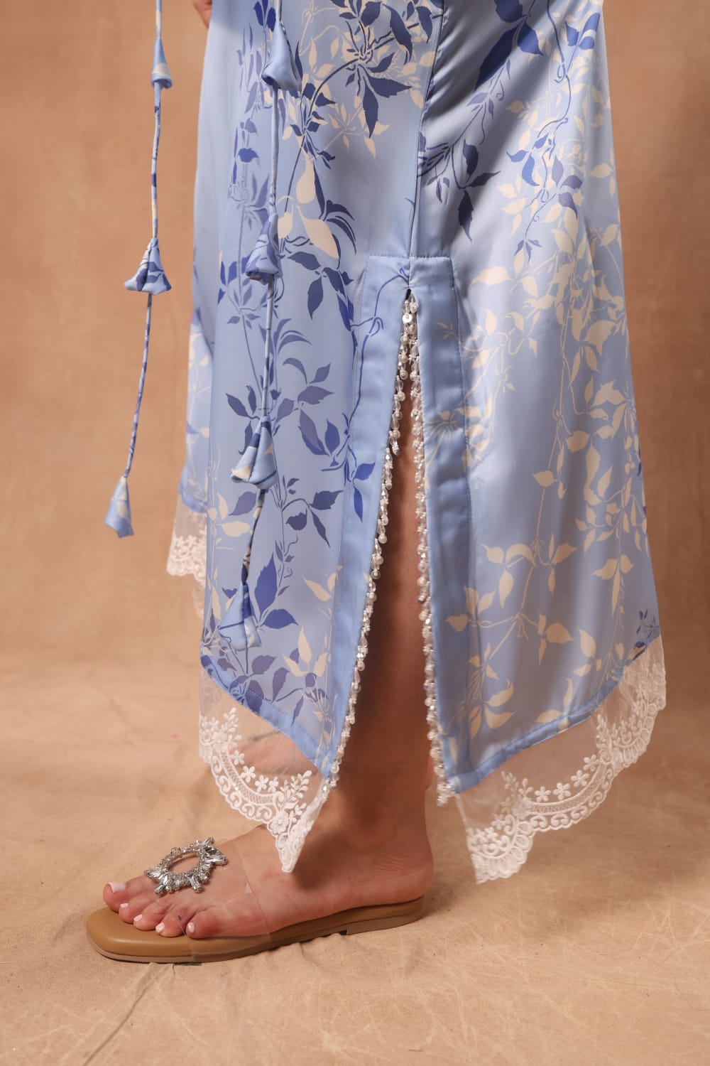 Long kaftan Embellished with pearl and crystal in the sleeves and slit on the kaftan