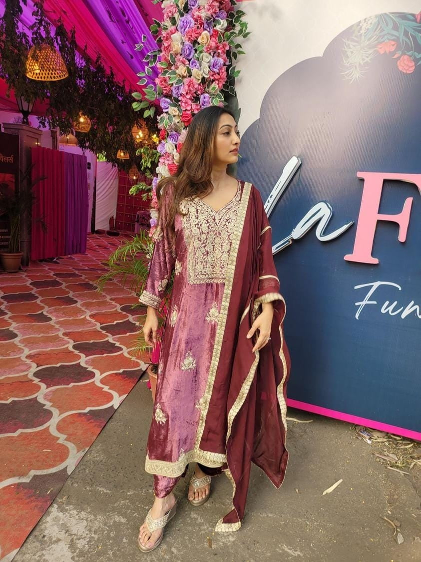 Kurta with gold Aari work along with straight pants and organza silk dupattah
