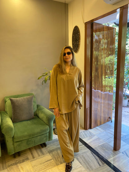 Short top with bell sleeves and pleated baloon pants