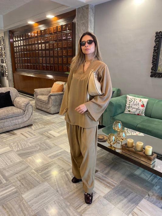 Short top with bell sleeves and pleated baloon pants
