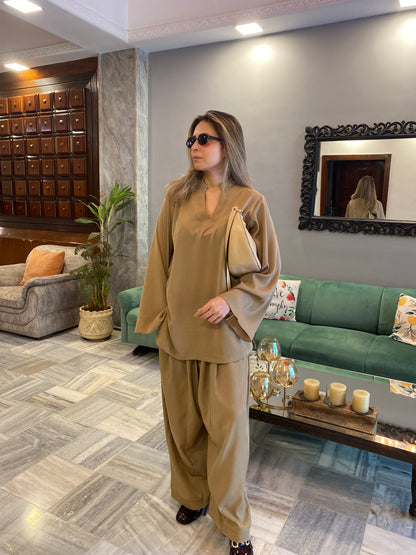 Short top with bell sleeves and pleated baloon pants